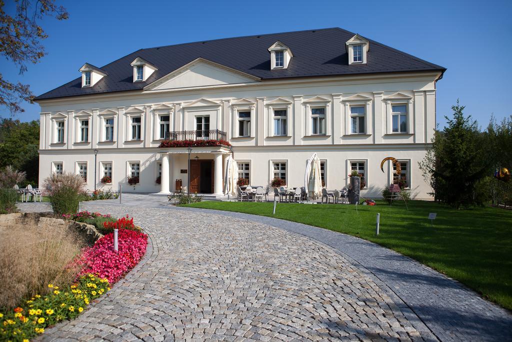 Zamecek Petrovice Hotel Petrovice u Karviné Bagian luar foto