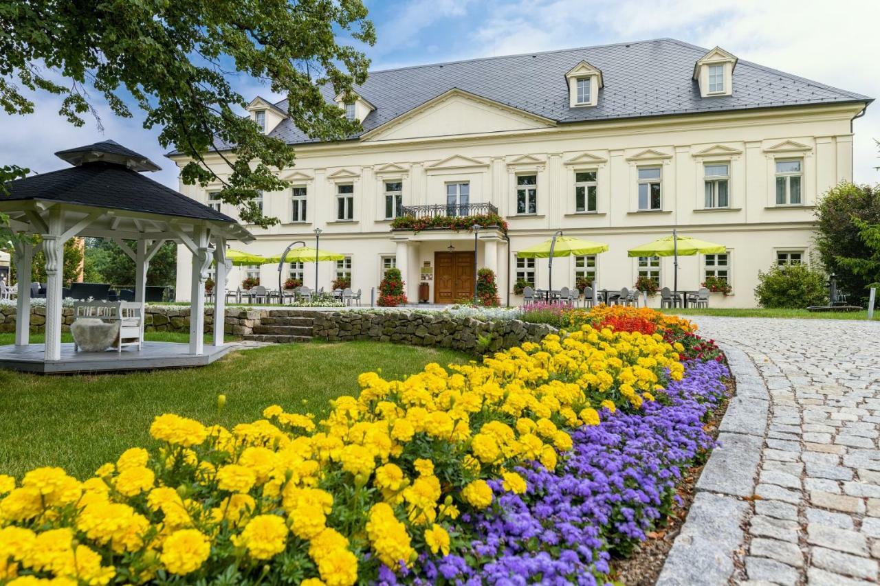 Zamecek Petrovice Hotel Petrovice u Karviné Bagian luar foto