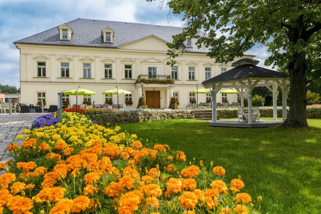 Zamecek Petrovice Hotel Petrovice u Karviné Bagian luar foto